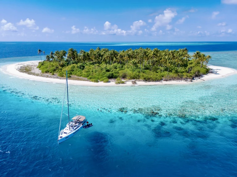 Hire Sailboat Jeanneau with a boat licence