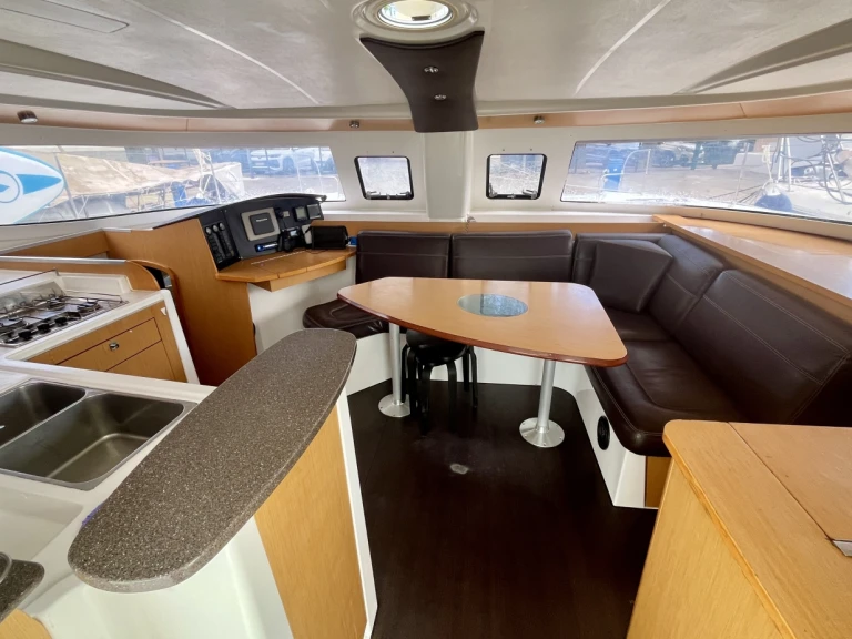 Hire Catamaran Fountaine Pajot with a boat licence