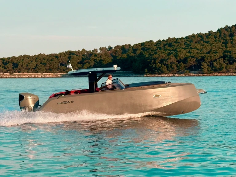 Hire Motorboat Phantom yachts with a boat licence