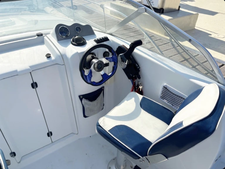Motorboat hire in Mandelieu-la-Napoule - Bénéteau Flyer 650 Cabine