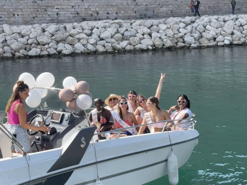 Charter a Bénéteau Flyer 7.7 SPACEdeck in Marseille on Samboat