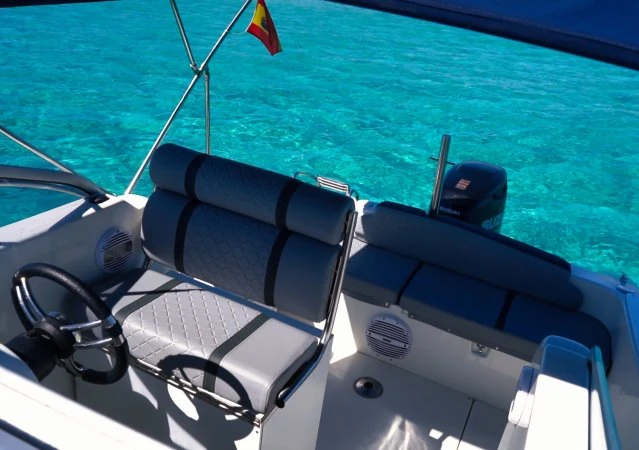Hire Motorboat Seabird with a boat licence