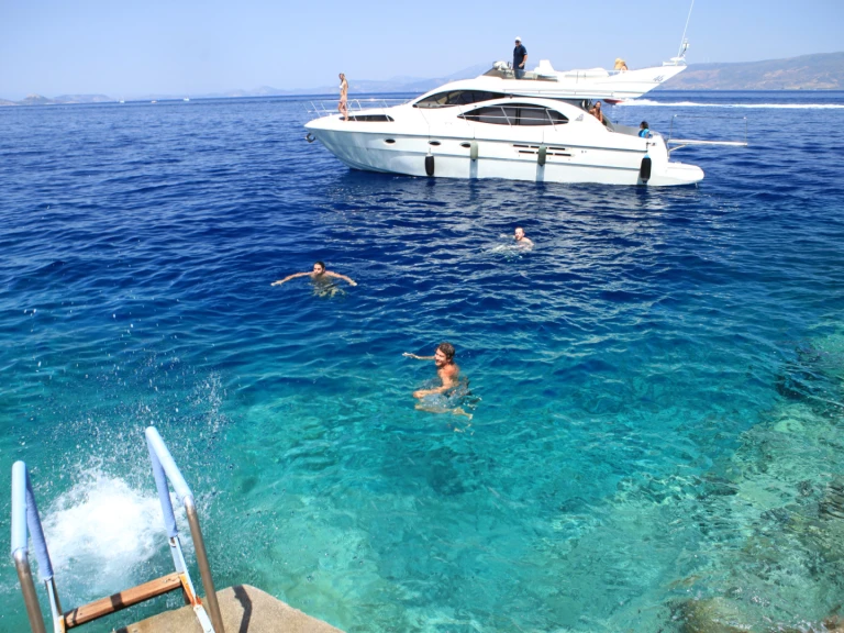 Hire a Azimut Azimut 46 Fly Alimos Marina