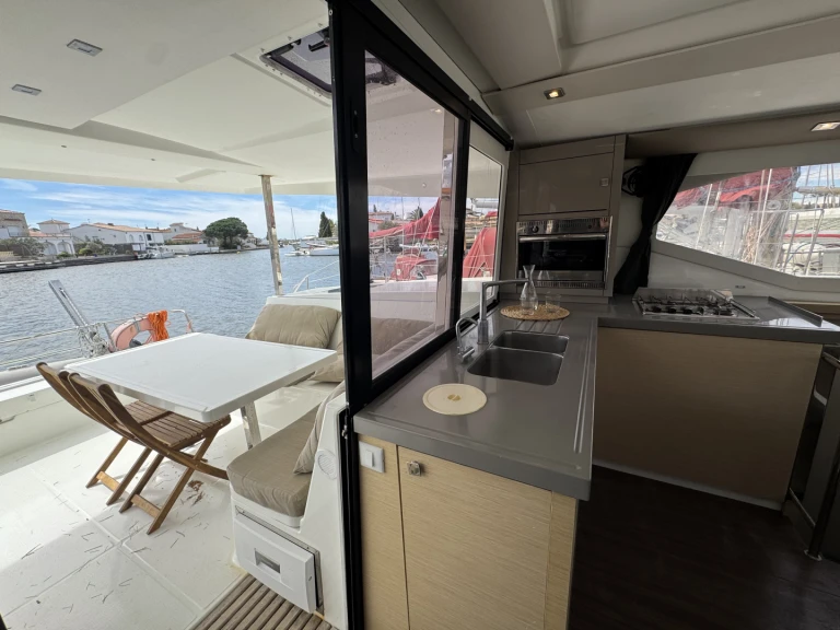 Yacht hire Roses cheap Lucia 40