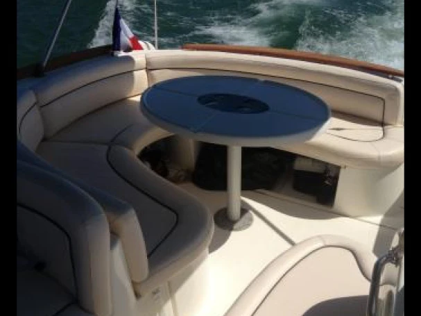 Hire Motorboat Jeanneau with a boat licence