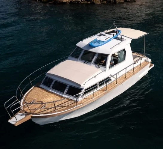 Hire Motorboat Castelo with a boat licence