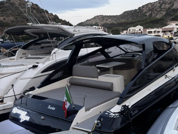 Hire Motorboat Baia with a boat licence