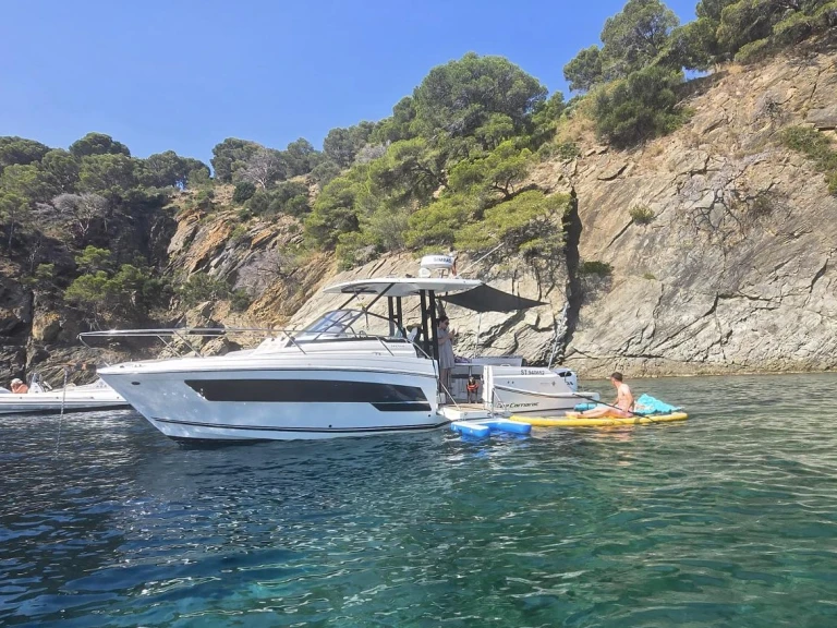 Hire a Jeanneau Cap Camarat 9.0 WA Empuriabrava