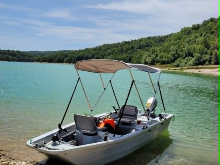 Hire Motorboat Silurine with a boat licence