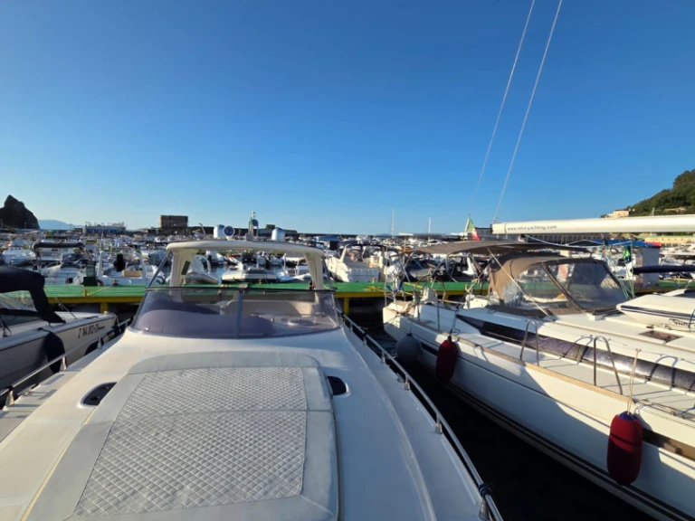 Yacht hire Naples cheap Mano Marine 38.50