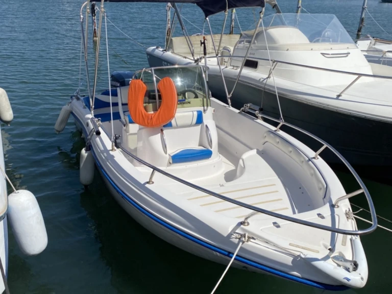 Motorboat to hire Port-Camargue at the best price