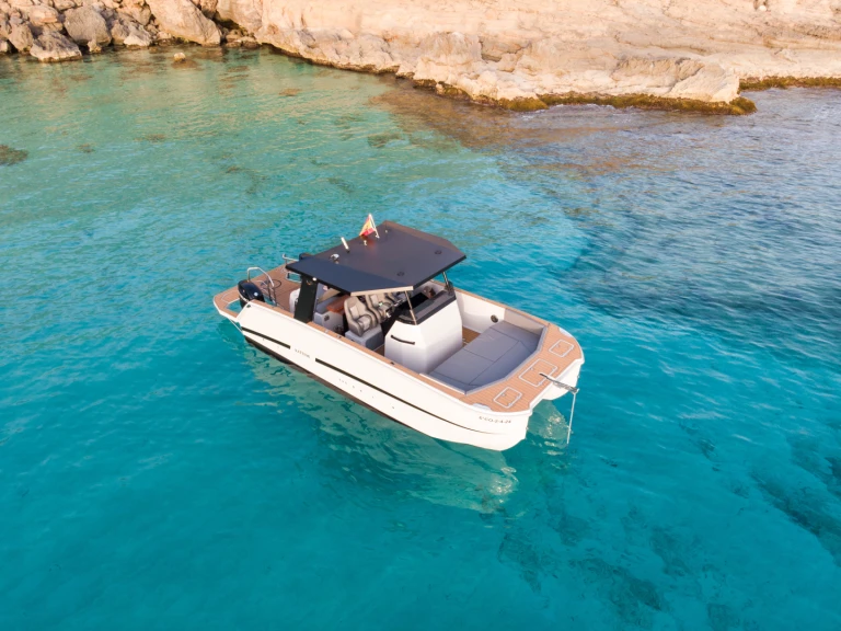 Hire Motorboat Custom Made with a boat licence