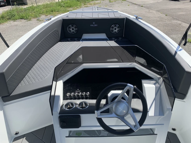 Charter a Valory V620 in Annecy on Samboat