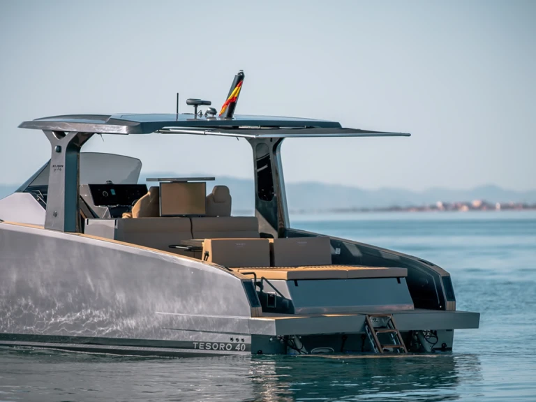 Hire Motorboat Tesoro with a boat licence