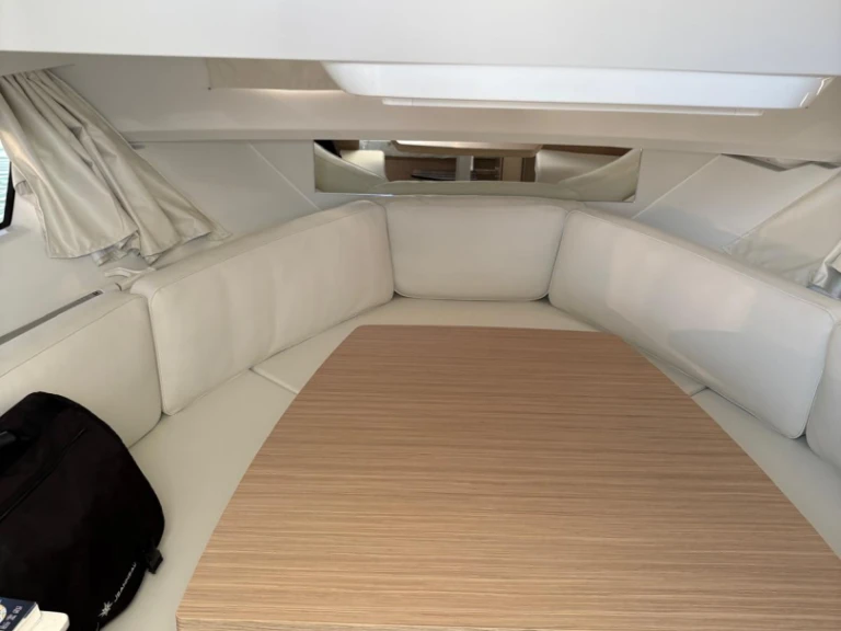 Hire Motorboat Jeanneau with a boat licence