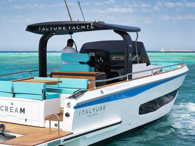Hire Motorboat italyure with a boat licence