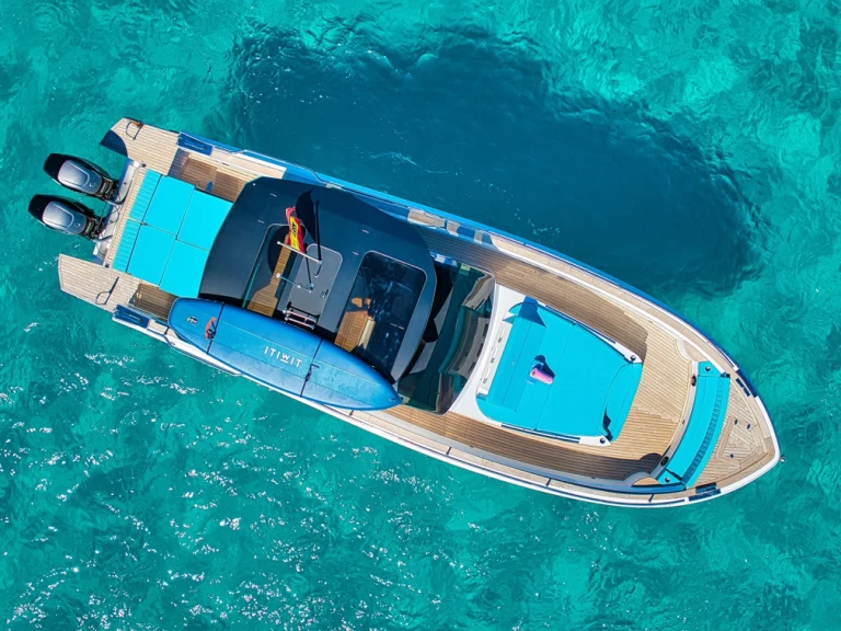 Hire a italyure Italyure 40  Ibiza Town