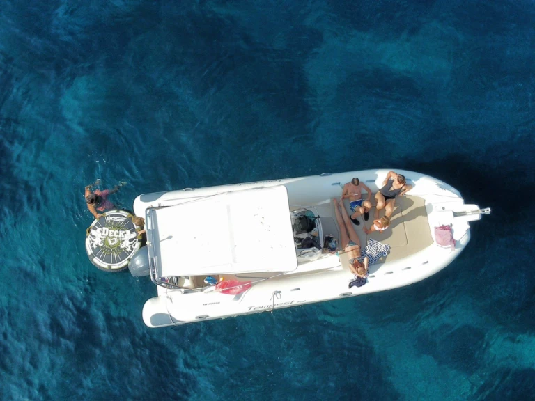 Motorboat hire in Golfe-Juan - Capelli Tempest 700 Sun
