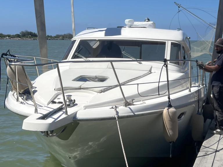 Hire Motorboat Magnum with a boat licence