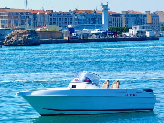 Hire Motorboat B2 Marine with a boat licence