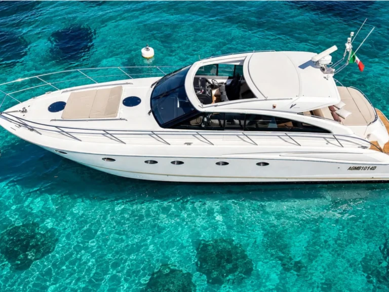 Luxury Yacht to hire Port of Cannigione at the best price