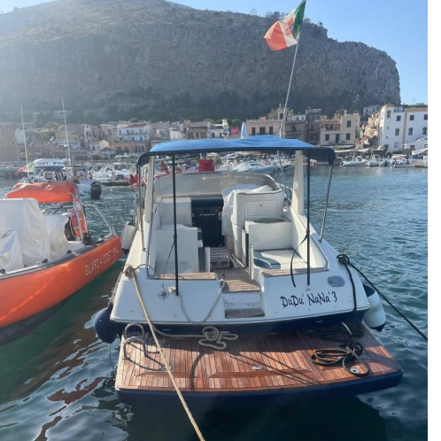 Hire Motorboat Airon with a boat licence