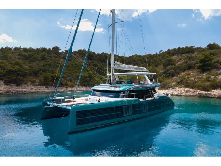 Hire Catamaran Sunreef with a boat licence