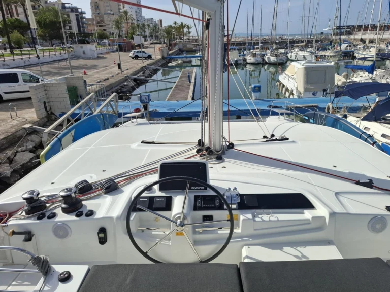Charter a Lagoon Lagoon 46 in Dénia on Samboat