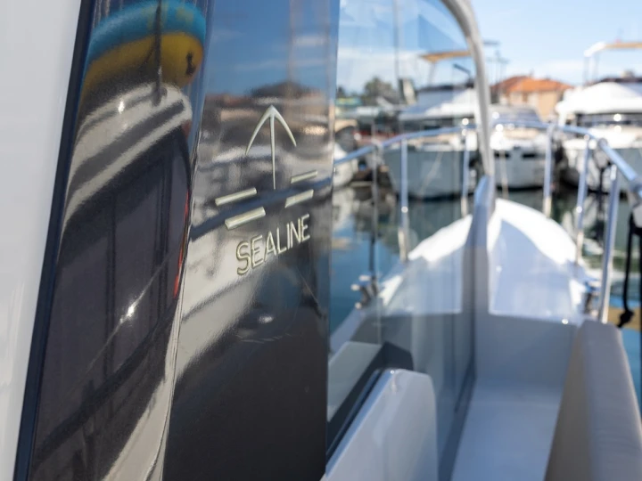 Motorboat hire in Biograd na Moru - Sealine Sealine C335