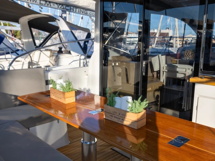 Hire Luxury Yacht Sealine with a boat licence