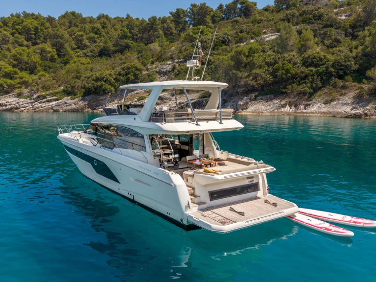 Charter a Jeanneau Prestige 590 in Podstrana on Samboat