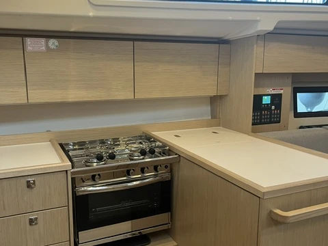 Charter a Bavaria Bavaria C38 in Marseille on Samboat
