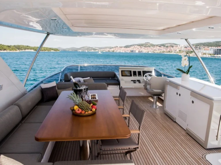 Azimut Azimut 72 Fly charter bareboat or skippered in  Skradin