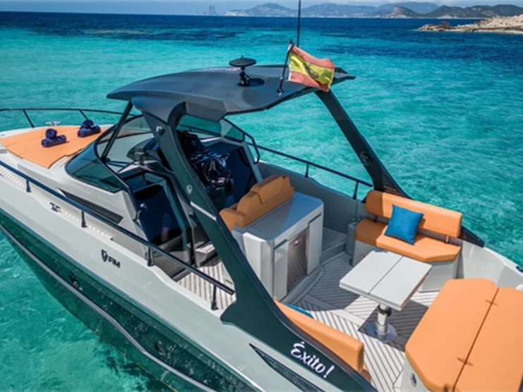 Hire Motorboat FIM with a boat licence