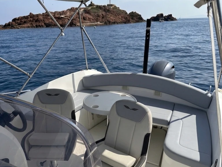 Hire a Bénéteau Flyer 6.6 SUNdeck Saint-Raphaël