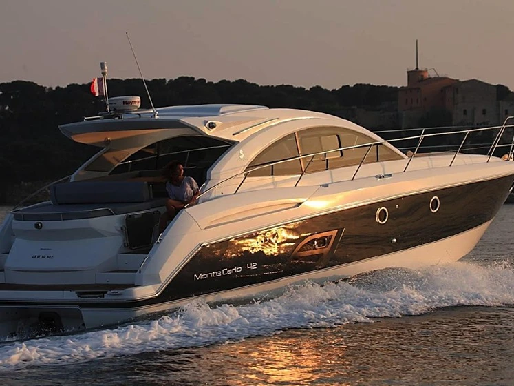Motorboat to hire Juan-les-Pins at the best price