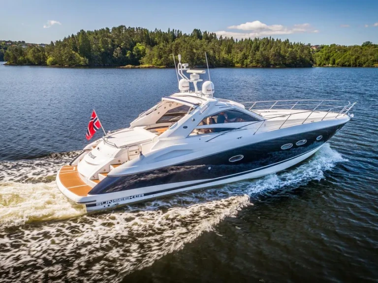 Hire Motorboat Sunseeker with a boat licence
