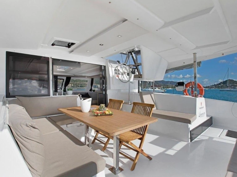 Hire Catamaran Fountaine Pajot with a boat licence