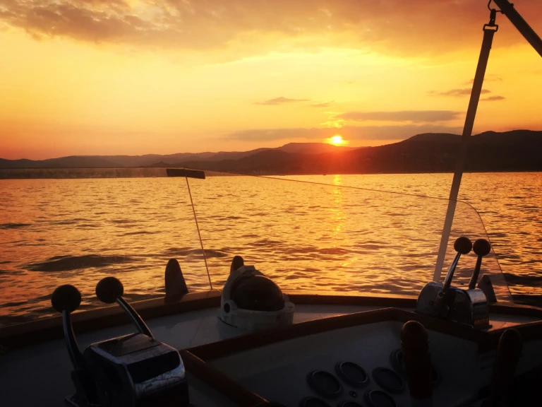 Hire Motorboat Grand Banks with a boat licence