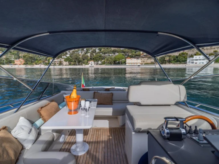 Charter a Itama Itama 40 in Saint-Jean-Cap-Ferrat on Samboat