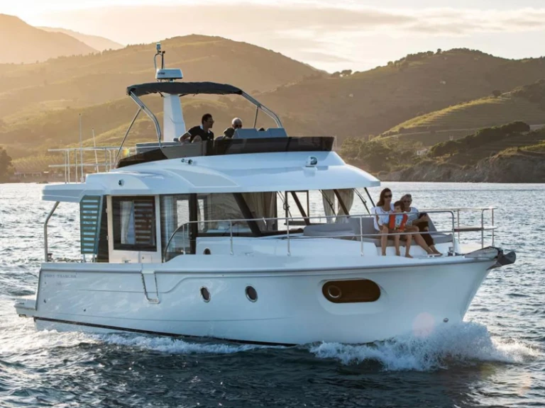 Hire a Bénéteau Swift Trawler 41 Fly Juan-les-Pins