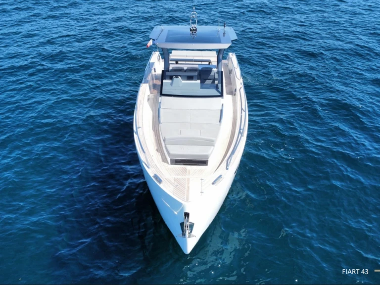 Hire Motorboat Fiart with a boat licence