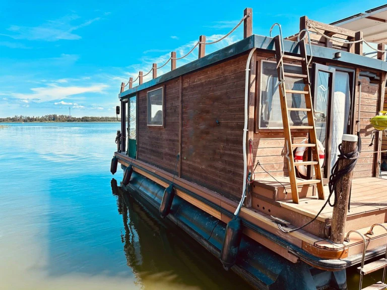 Floss D9-Style charter bareboat or skippered in  Wesenberg