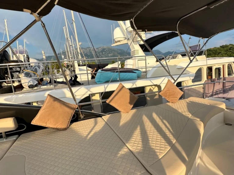 Hire Motorboat Ferretti with a boat licence