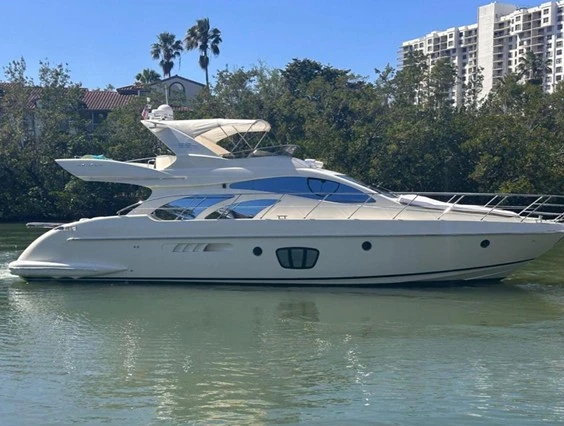 Charter a Azimut Azimut 55 Fly in Juan-les-Pins on Samboat