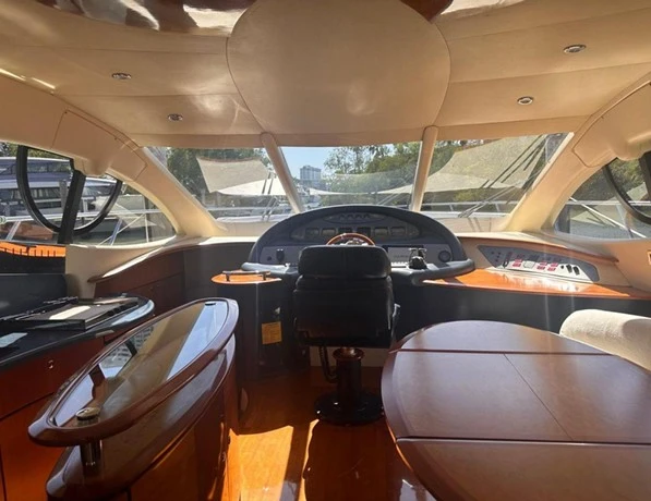 Hire Motorboat Azimut with a boat licence