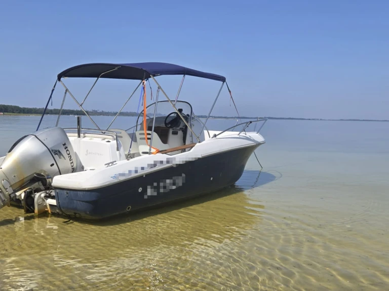 Hire a Bénéteau Flyer 650 Cazaux