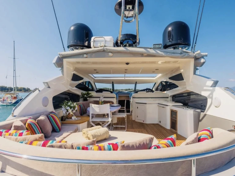 Yacht charter Saint-Tropez - Sunseeker Predator 68 on SamBoat