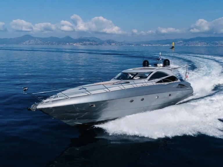 Hire Luxury Yacht Sunseeker with a boat licence