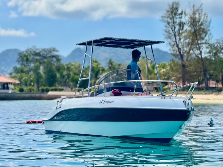 Motorboat to hire Victoria at the best price